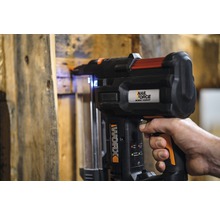 Worx spijkerpistool dat een spijker in een stuk hout drijft