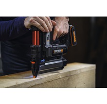 Accu-aangedreven nagelapparaat van Worx in gebruik op een houten plank