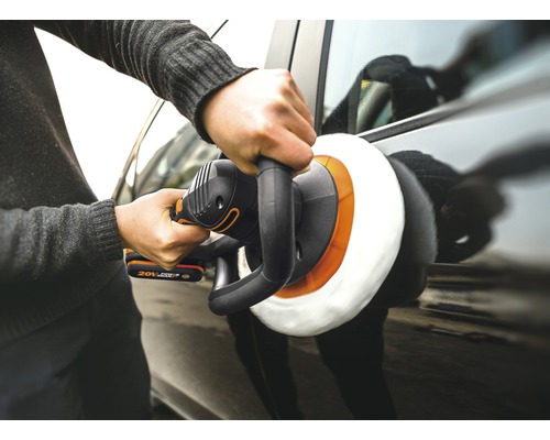 Persoon polijst een auto met een polijstmachine