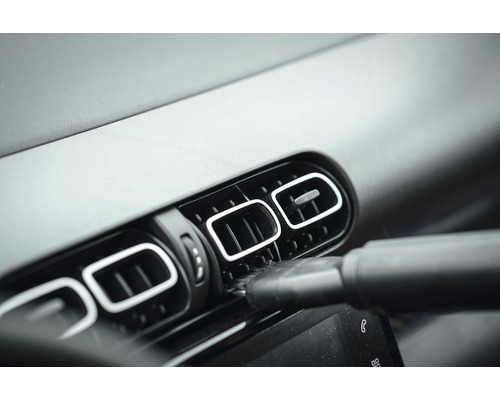 Reiniging van een autoventilatie met stofzuigermondstuk
