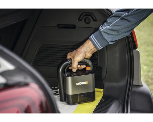 WORX draadloze handstofzuiger in de kofferbak van een auto