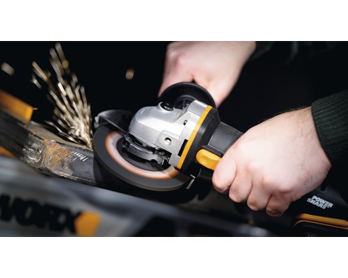 Iemand gebruikt een haakse slijper om metaal te slijpen, waarbij vonken ontstaan.