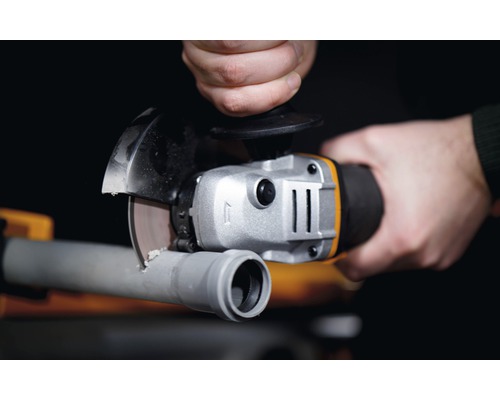 Een pijpsnijder snijdt een pijp.