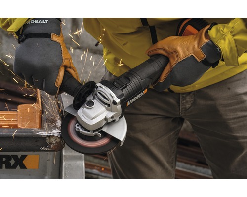 Een persoon gebruikt een haakse slijper van WORX om metaal te slijpen.