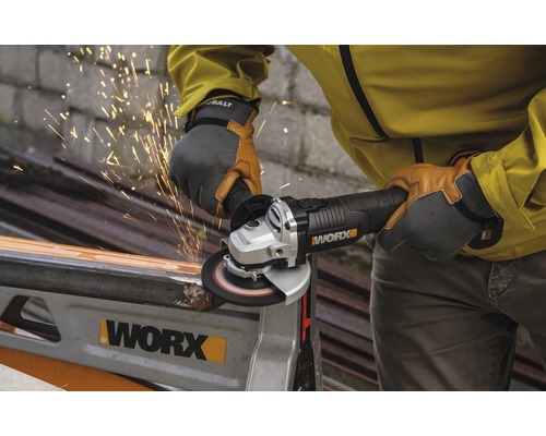 Een persoon gebruikt een haakse slijper om metaal te snijden, waarbij vonken vrijkomen.