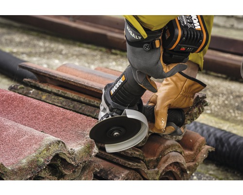 Accu haakse slijper aan het werk op dakpannen