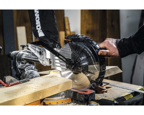 Afkort- en verstekzaag bij het zagen van een stuk hout.