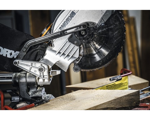 Afkort- en verstekzaag bij het zagen van een stuk hout.