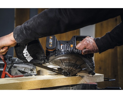 Accu verstekzaag in gebruik bij het zagen van een stuk hout