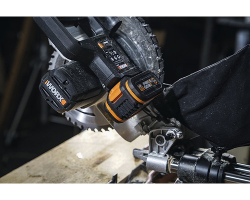 Worx logo op een afkort- en verstekzaag met batterij