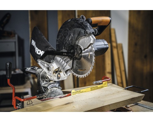 Afkort- en verstekzaag met houten plank