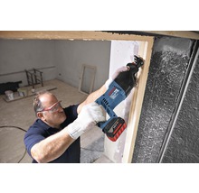 Man zaagt hout met een Bosch accusablerzaag