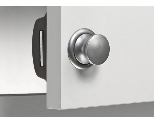 Meubelknop en magnetische sluiting op een kastdeur