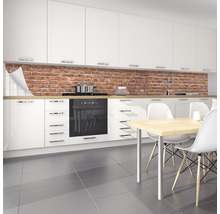 Keukenachterwand met baksteenmotief in een witte keuken