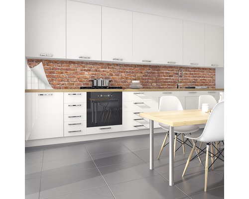 Keukenachterwand met baksteenmotief in een witte keuken