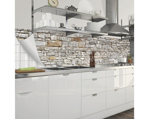 Keukenachterwandfolie met steenmuurlook in een heldere keuken