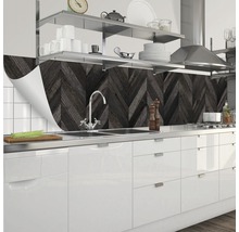 Keukenachterwand met houtlook in visgraatmotief achter een keukenblok met spoelbak