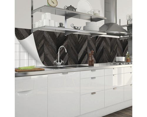 Keukenachterwand met houtlook in visgraatmotief achter een keukenblok met spoelbak