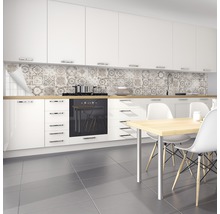 Lichte keuken met decoratieve tegels en eettafel