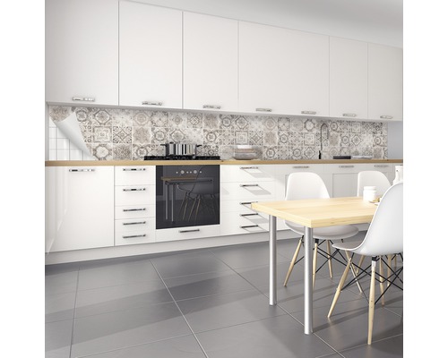 Lichte keuken met decoratieve tegels en eettafel