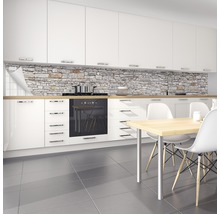 Keukenscène met keukenachterwand in steenlook, witte kasten en eettafel