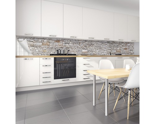 Keukenscène met keukenachterwand in steenlook, witte kasten en eettafel