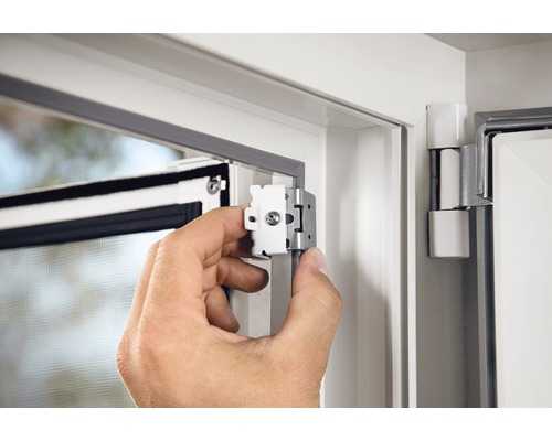 Installatie van een insectenhor in een raamkozijn