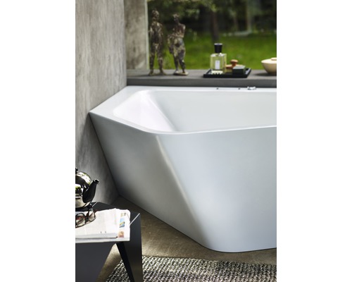 Hoekbad in badkamer met decoraties