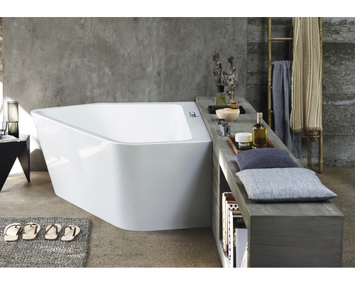 Badkamer met asymmetrisch bad, opbergruimte en decoratieve elementen voor een ontspannen sfeer