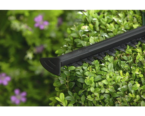 Heggenschaar in gebruik op een haag