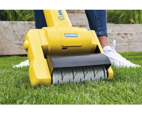 Gloria gazonverticuteermachine in gebruik op gazon
