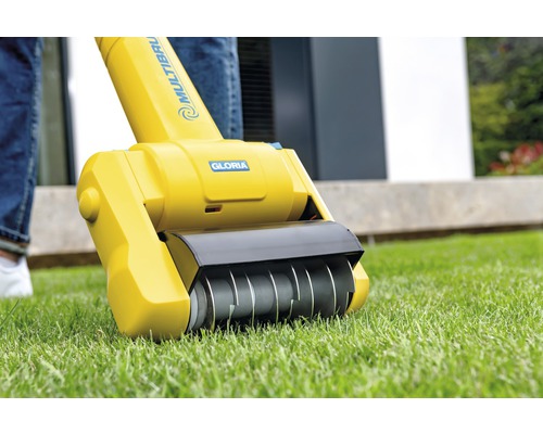 Gloria Multibrush borstelrol in gebruik op gazon