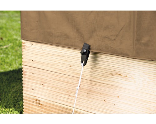 Detailopname van een afdekking die met een sluiting aan een houten frame is bevestigd