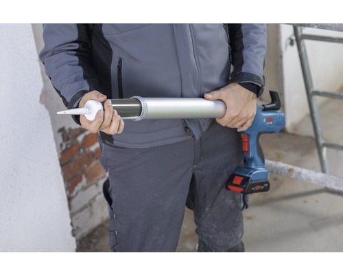 Persoon houdt een draadloos kitpistool van het merk Bosch vast