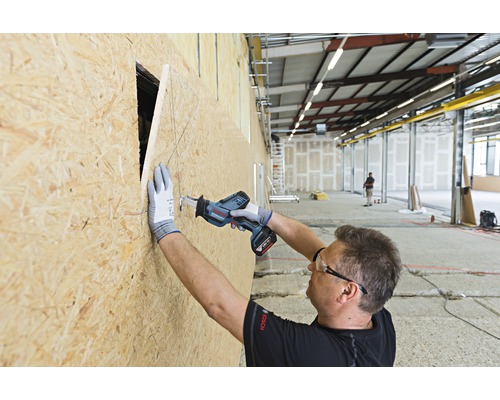 Man zaagt met een accusabelzaag een gat in een houten plaat.