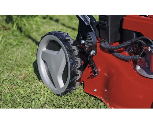 Detailaanzicht van een grasmaaier met wiel