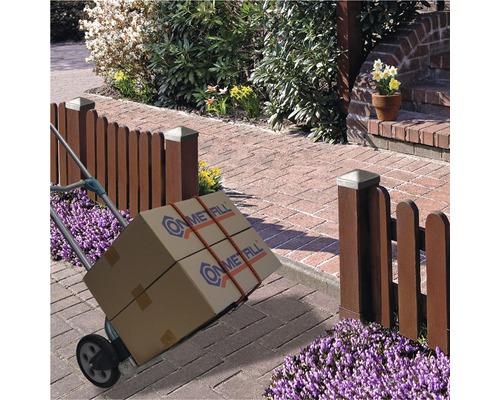 Steekwagen met twee pakketten voor een tuinafsluiting