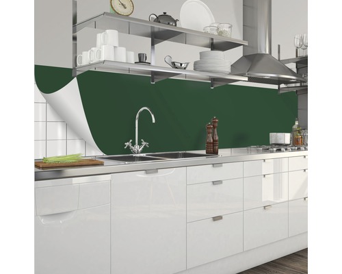Keukenachterwandfolie in een moderne keuken met spoelbak en kraan