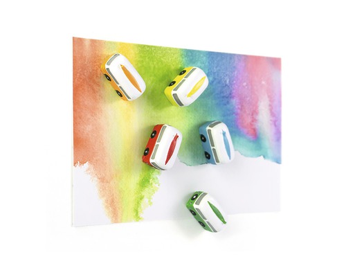 Decoratieve magneten in de vorm van een bus op een kaart