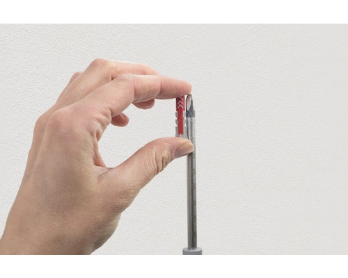 Hand houdt plug en schroef vast