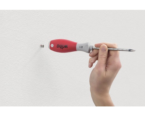 Een man gebruikt een Wiha sleufschroevendraaier.