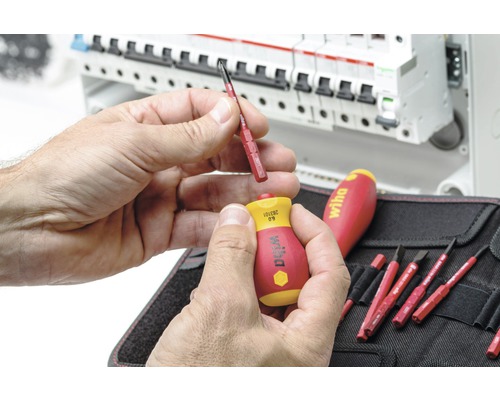 Man verwisselt Wiha schroevendraaierbit voor verdeelkast