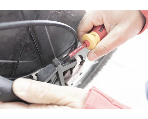 Persoon werkt met Wiha schroevendraaier aan onderdeel