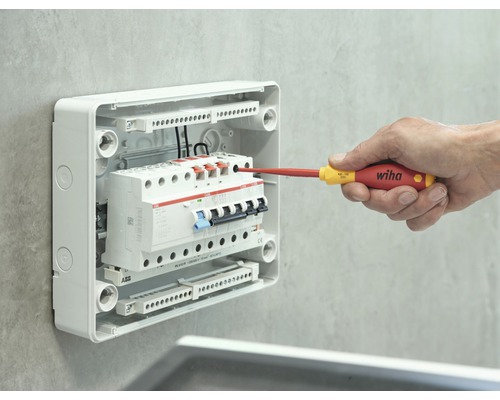 Installatie van een zekeringkast met een Wiha schroevendraaier