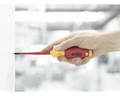 Een hand gebruikt een Wiha schroevendraaier op een schroef