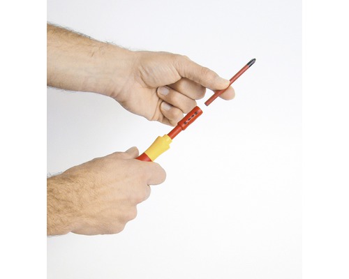 Hand houdt schroevendraaier met verwisselbare bit vast