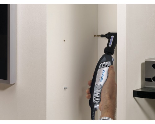 Iemand gebruikt een Dremel 3000 met haakse voorzetstuk om in een muur te boren.