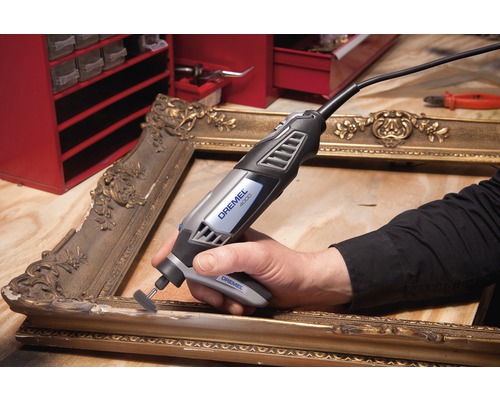Dremel 4000 multitool bij het bewerken van een fotolijst
