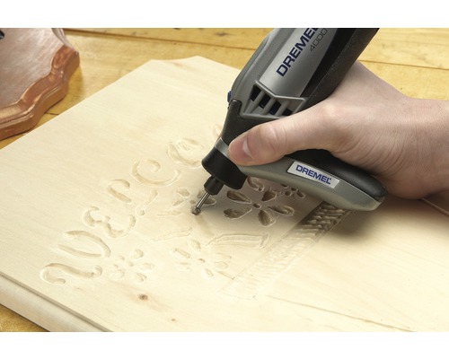 Dremel multifunctioneel gereedschap bij het graveren van hout