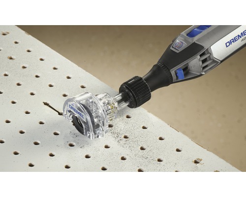 Dremel multifunctioneel gereedschap met freesopzetstuk bij het snijden in een geperforeerde plaat